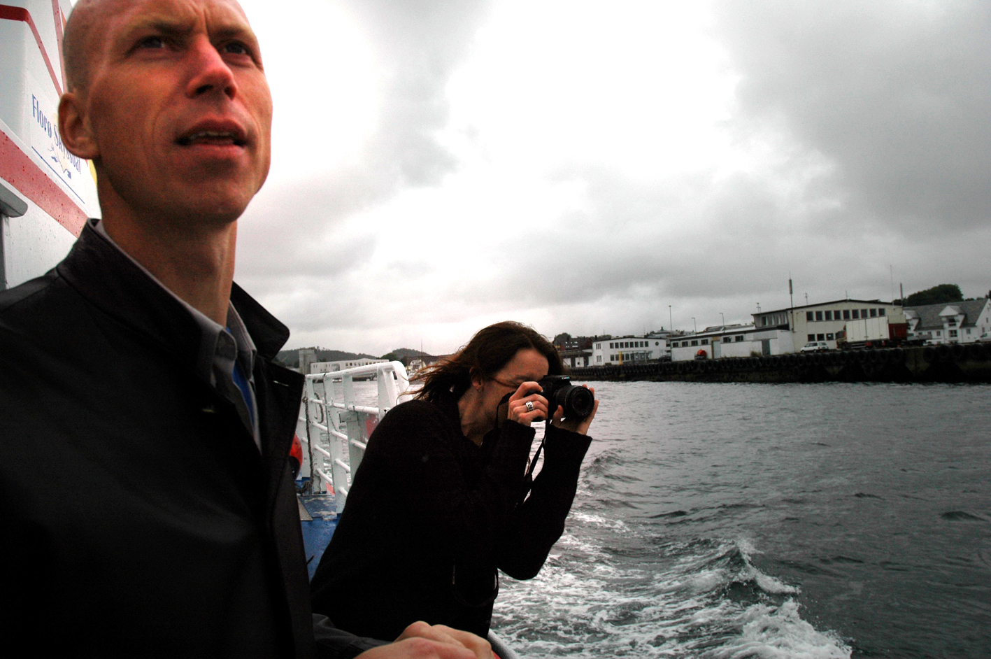 Landskapsarkitekt Frode Røynesdal på veg ut i eit vindfullt kulturlandskap som til no har gått fri vindkraftutnytting.