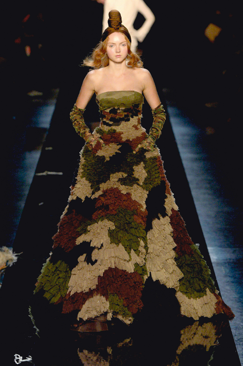 Lily Cole bærer Jean Paul Gaultiers
kamuflasjeballkjole under Paris Fashion Week i 2006. Foto: Getty Images.