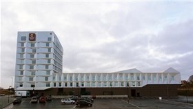 Henrik Lundberg i KAP er glad for at Sola kommunes byggeskikkpris gikk til et moderne bygg denne gangen. Foto: KAP