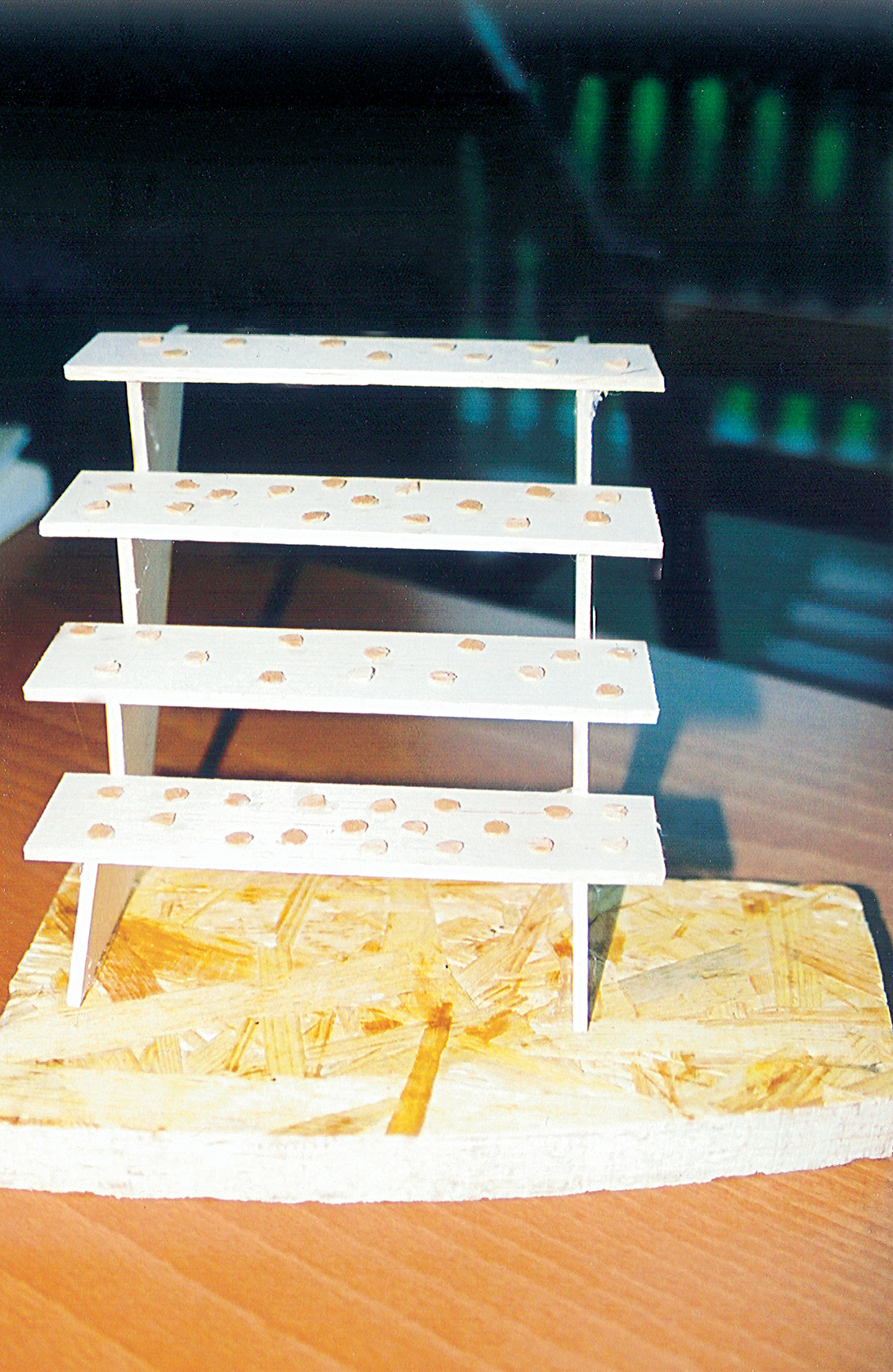 En trapp å bli glad i? Utgangspunktet var å finne en erstatter til strekkmetalltrappa. En vennligere og varmere trapp. Jorid Sletterød som jobber med reklame, arkitekt Tove Nordgaard, og kunstner Eva Helen Grøtan er hjernene bak trappeforslaget.