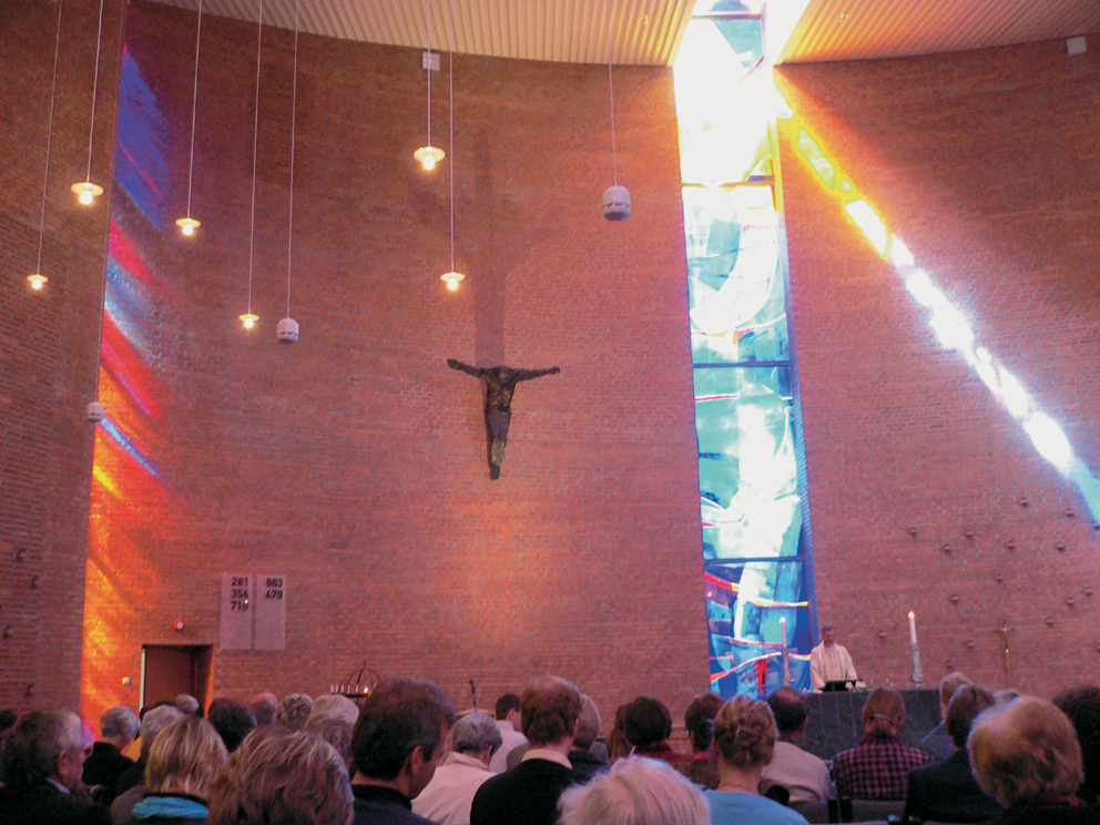 Det sakrale finner i Søm kirke blant annet uttrykk i Kjell Nupens store glassmaleri. Foto: Arild Lauvland.