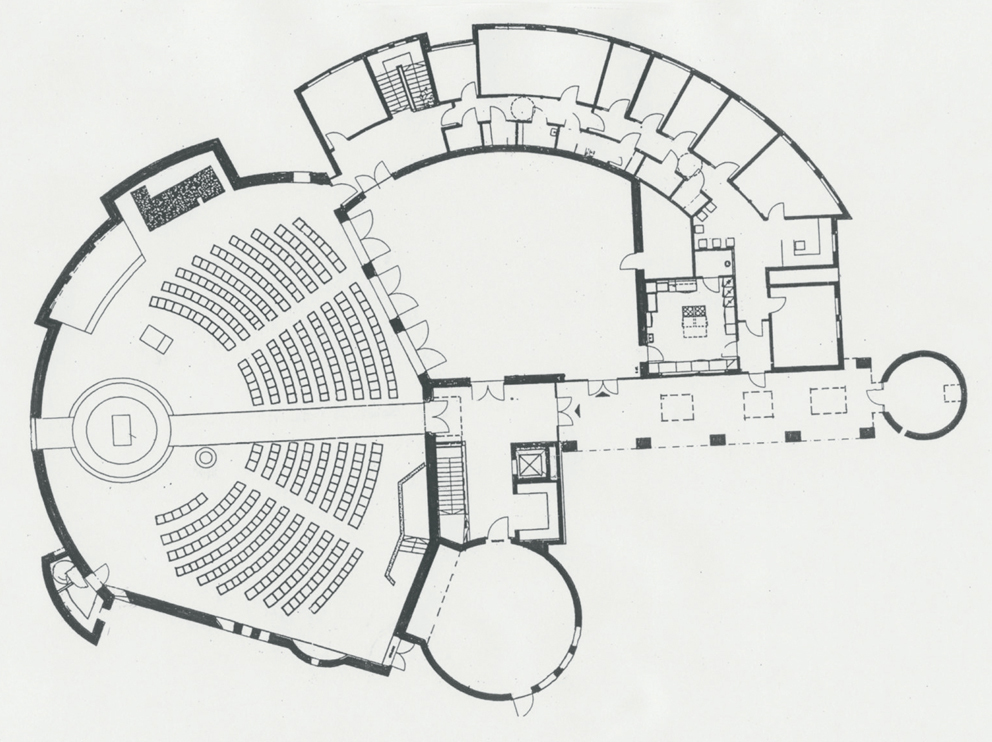Søm kirke er et romslig, multifunksjonelt anlegg. (Plantegning.)