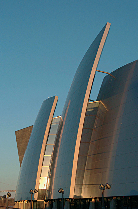 Vil kystkultursenteret i Rørvik bli beæret med Mies van der Rohe-prisen, eller var byggesummen for nøktern? Foto: Arkitekten.