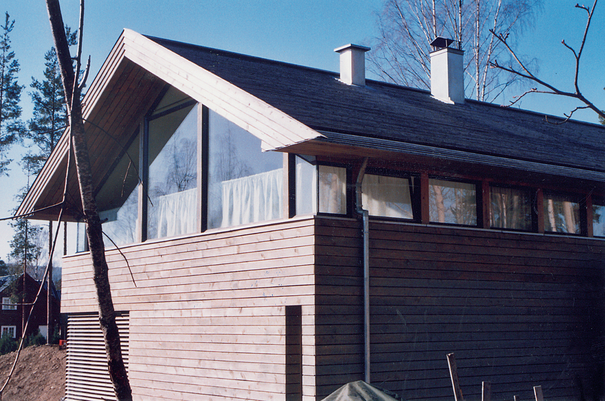 Enebolig på Nesøya i Asker tegnet av Lund og Slaattos arkitektkontor. Huset har ospekledning, men kledningen ble pusset og behandlet med jernvitriol etter ett år. Derfor heller ingen skjolder. For øvrig svenske vinduer i rein malmfuru. Også på taket er der kjerneved av furu.