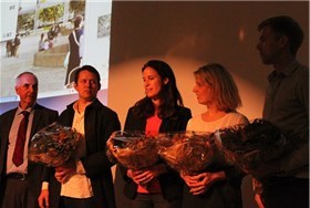 And the winner is! Juryformann og ordfører i Sandnes kommune Stanley Wirak (Ap) har utropt (fra høyre) Fredrik Krogeide fra Space Group, Johanne Borthne fra Superunion, Gro Bonesmo fra Space Group og Vilhelm Christensen fra Superunion til vinnere av konkurransen. Foto: Gisle Nataas/NAL And the winner is! Juryformann og ordfører i Sandnes kommune Stanley Wirak (Ap) har utropt (fra høyre) Fredrik Krogeide fra Space Group, Johanne Borthne fra Superunion, Gro Bonesmo fra Space Group og Vilhelm Christensen fra Superunion til vinnere av konkurransen. Foto: Gisle Nataas/NAL