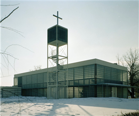 Norsk brutalisme: St. Olav kirke Trondheim, eksteriør. Kirken, som blant annet har flere paralleller til Peter og Alison Smithsons Hunstanton-skole, er signert Per Kartvedt med Bernhard Witte og Petter Holm. Foto: Teigens Fotoatelier/Dextra Photo, Norsk Teknisk Museum