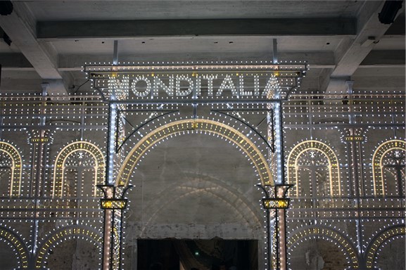 Hovedutstillingen Monditalia består av 41 installasjoner der alle er en fortolkning av Italia. Inngangen til utstillingen er formet som en lysende perleport, laget av kuratorens kontor OMA. Foto: Grete Kristin Hennissen Hovedutstillingen Monditalia består av 41 installasjoner der alle er en fortolkning av Italia. Inngangen til utstillingen er formet som en lysende perleport, laget av kuratorens kontor OMA. Foto: Grete Kristin Hennissen
