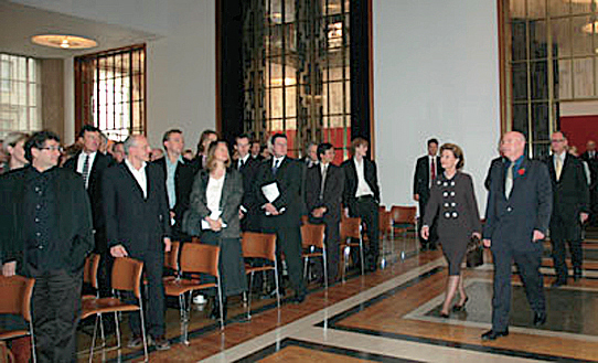 Dronningen ankommer RIBA i følge med RIBA-president Jack Pringle. Foto: Norges ambassade i London.