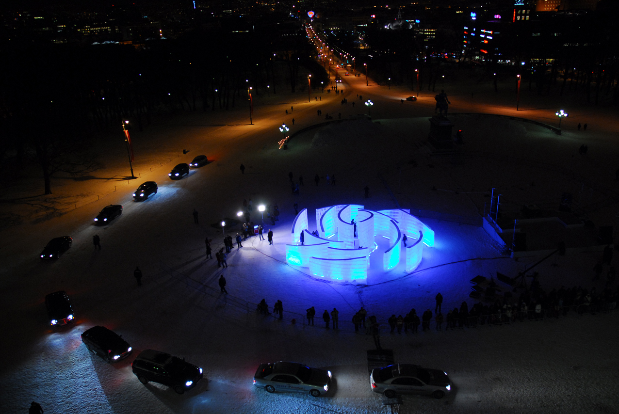Rosen sett fra Slottets toppetasje mens kortesjen med festmiddagens gjester ruller inn over Slottsplassen 24. februar. Fotos: Peder Istad.