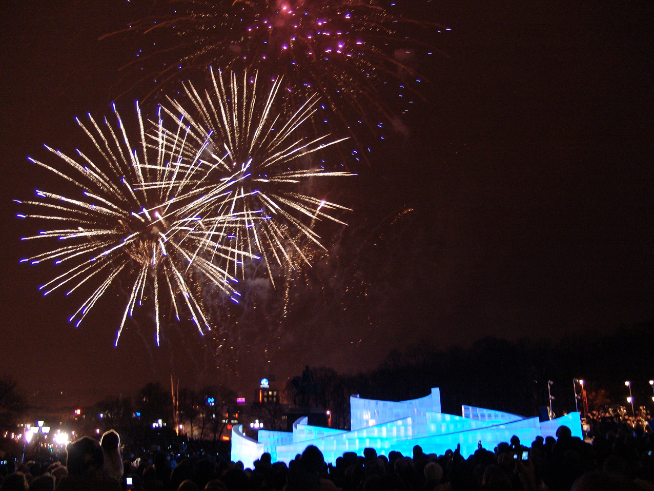 Festfyrverkeri over rosen, slottet og hovedstaden.