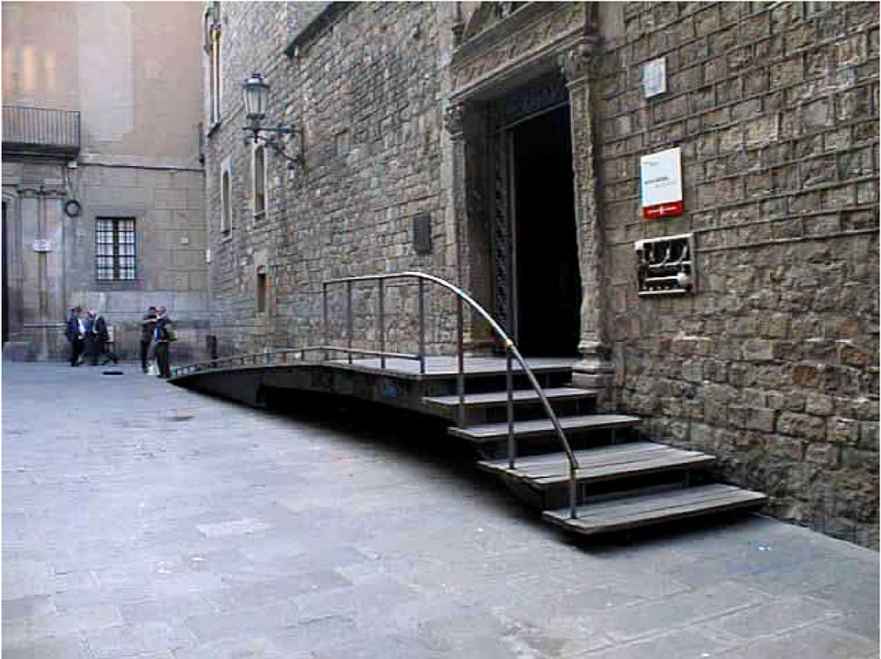 Universelt utformet inngangsparti til eldre bygning i Barcelona. Foto: Sigmund Asmervik.