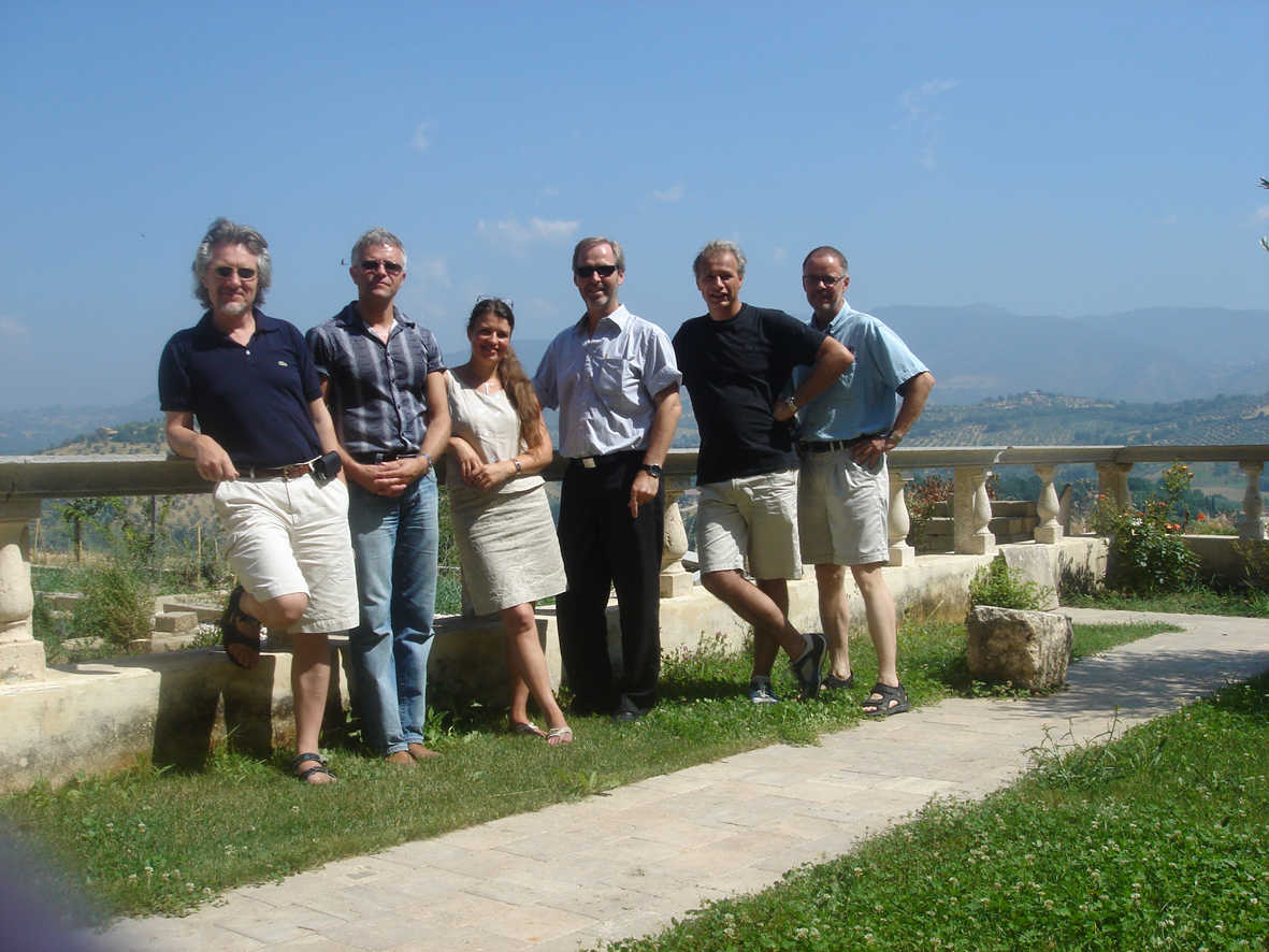 LINK signatur er invitert til å innrede et arkitekturverksted i et kloster i Farfa utenfor Roma under forutsetning av at de utstyrer det med norske møbler og norsk arkitekturlitteratur og jevnlig viser seg der. Det gjør de gjerne, her er lederne samlet på stedet, fra venstre Geir Odd Målsnes, Gunnar Næss, Liv Kari Eskeland, Kolbjørn Jensen, Rolf Maurseth og Svein Halleraker. Foto: LINK signatur. LINK signatur er invitert til å innrede et arkitekturverksted i et kloster i Farfa utenfor Roma under forutsetning av at de utstyrer det med norske møbler og norsk arkitekturlitteratur og jevnlig viser seg der. Det gjør de gjerne, her er lederne samlet på stedet, fra venstre Geir Odd Målsnes, Gunnar Næss, Liv Kari Eskeland, Kolbjørn Jensen, Rolf Maurseth og Svein Halleraker. Foto: LINK signatur.