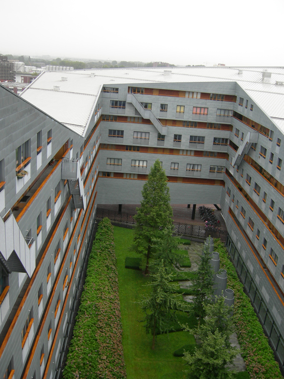 Gårdsrommet til «Hvalen» er tegnet av West 8. Byggets arkitekt har «løftet opp bygget» ved gatenivå og lar forbipasserende ta del i dette. Foto: Karin M. Holen. Gårdsrommet til «Hvalen» er tegnet av West 8. Byggets arkitekt har «løftet opp bygget» ved gatenivå og lar forbipasserende ta del i dette. Foto: Karin M. Holen.