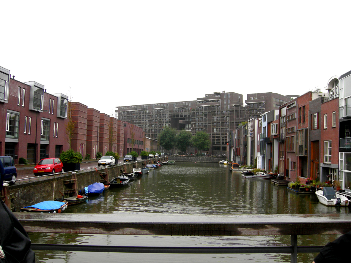 Borneos selvbygger-tomter med storskalabygget «Pacman» i bakgrunnen. Bygget er omdiskutert elsket og hatet.
Foto: Karin M. Holen. Borneos selvbygger-tomter med storskalabygget «Pacman» i bakgrunnen. Bygget er omdiskutert elsket og hatet.
Foto: Karin M. Holen.