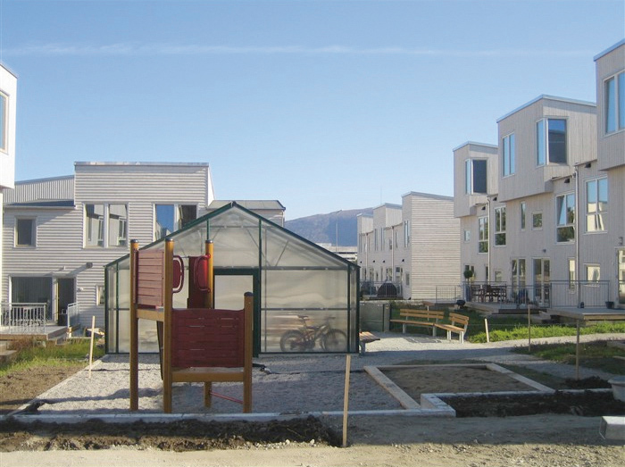 Selvbyggerfelt: Jåtten Øst B7 er tegnet av April Arkitekter, som vant Europan 7-tomta på Jåtten utenfor Stavanger. Anlegget ble ferdigstilt i 2008. Foto: NAL | Ecobox Selvbyggerfelt: Jåtten Øst B7 er tegnet av April Arkitekter, som vant Europan 7-tomta på Jåtten utenfor Stavanger. Anlegget ble ferdigstilt i 2008. Foto: NAL | Ecobox