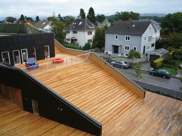 Boliger og barnehage: Egenes Park er bygget på den gamle stadiontomten på Eiganes og tegnet av HLM Arkitektur & plan AS, ONIX, Nederland og Riss landskap AS. Barnehagen åpnet i august i år, boligene ferdigstilles i desember 2009. Foto: NAL | Ecobox Boliger og barnehage: Egenes Park er bygget på den gamle stadiontomten på Eiganes og tegnet av HLM Arkitektur & plan AS, ONIX, Nederland og Riss landskap AS. Barnehagen åpnet i august i år, boligene ferdigstilles i desember 2009. Foto: NAL | Ecobox