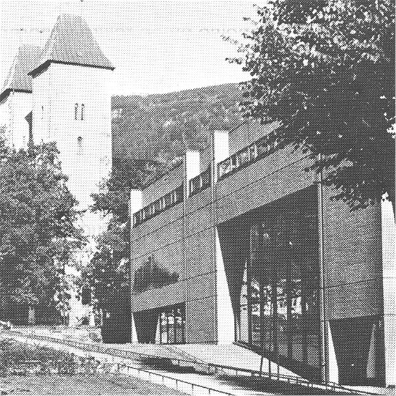 Mariakirken og Bryggen Museum (ark. Ø. Maurseth, 1976) viser seg mot Dreggsalmenningen.