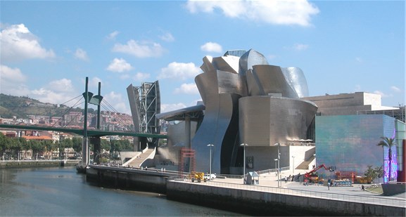 Guggenheim Museum Bilbao (ark. F. O. Gehry, 1997) sett fra motsatt side av Ria de Bilbao.