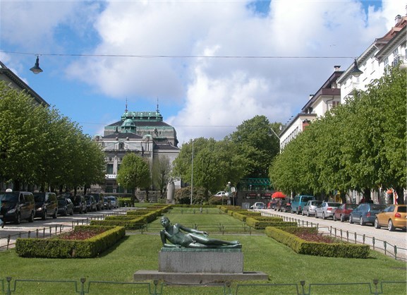 Den Nationale Scene (ark. E.O. Schou) skimtes i enden av Ole Bulls plass.
