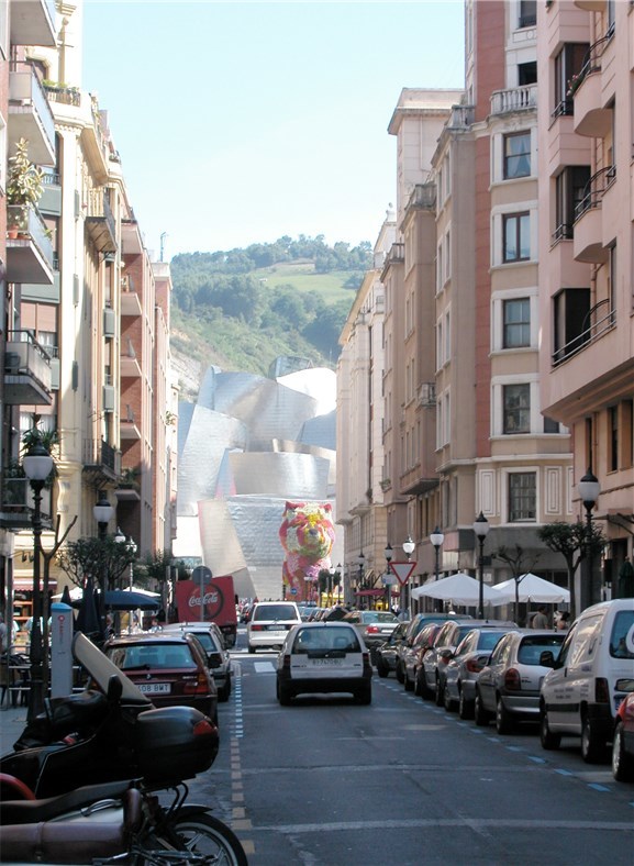 Guggenheim Museum Bilbao sett gjennom Calle Iparraguirre.