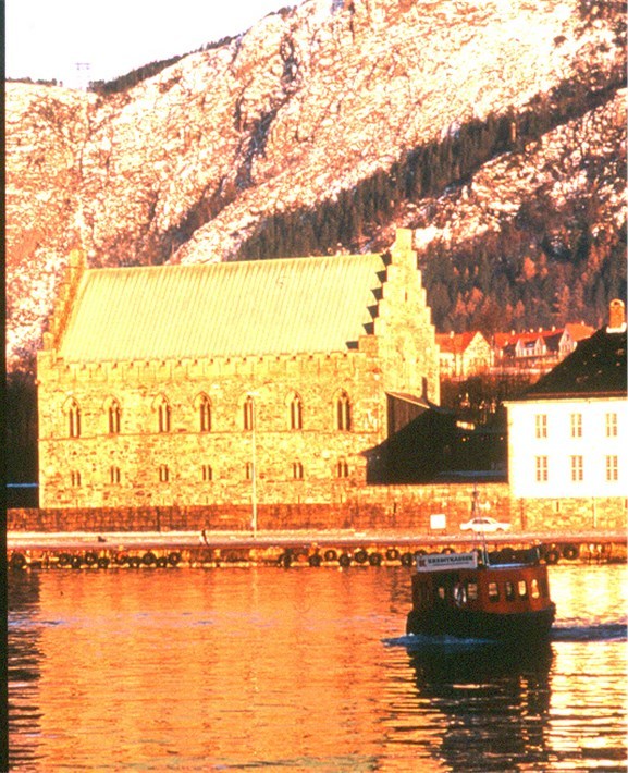 Håkonshallen viser seg mot Vågen.