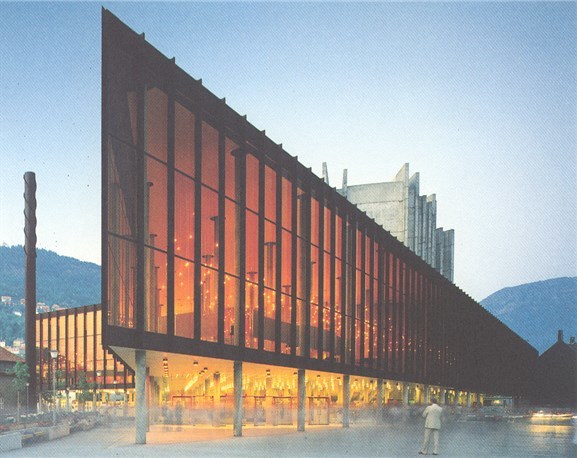 Grieghallen (ark. K. Munk 1975), monumental eksponering.