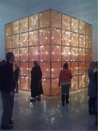 Ai Weiweis skulptur Cube Light fra utstillingen «So Sorry» i Haus der Kunst i München i 2008. Foto: Wikimedia Commons