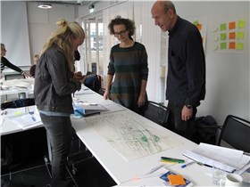 Kurset består blant annet av tverrfaglige gruppearbeid. Under den første samlingen jobbet gruppemedlemmer fra samfunns-, planlegging-, eiendom-, design-, og næringsfag sammen for å diskutere begrepe som kontekst, utvikling og sted. Her ser du studentene Anne-Kristin Mjør fra Gran kommune, Ingeborg Storbæk fra Stange kommune og Einar Kindberg fra Bærum kommune. Foto: Melissa Murphy Kurset består blant annet av tverrfaglige gruppearbeid. Under den første samlingen jobbet gruppemedlemmer fra samfunns-, planlegging-, eiendom-, design-, og næringsfag sammen for å diskutere begrepe som kontekst, utvikling og sted. Her ser du studentene Anne-Kristin Mjør fra Gran kommune, Ingeborg Storbæk fra Stange kommune og Einar Kindberg fra Bærum kommune. Foto: Melissa Murphy
