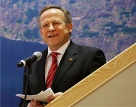 Landbruks- og matminister Lars Peder Brekk under åpningen av Norges stand på Grüne Woche 2011. Foto: Christian T. Jørgensen