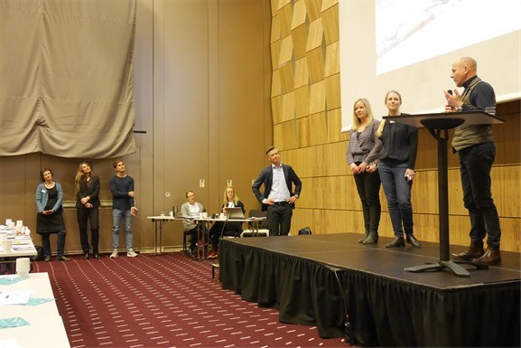 Stig L. Andersson, Louise Fiil Hansen og Sofie Kjærsgaard Dybro mottar Landskapsarkitekturprisen på vegne av SLA. Foto: Rainer Stange.