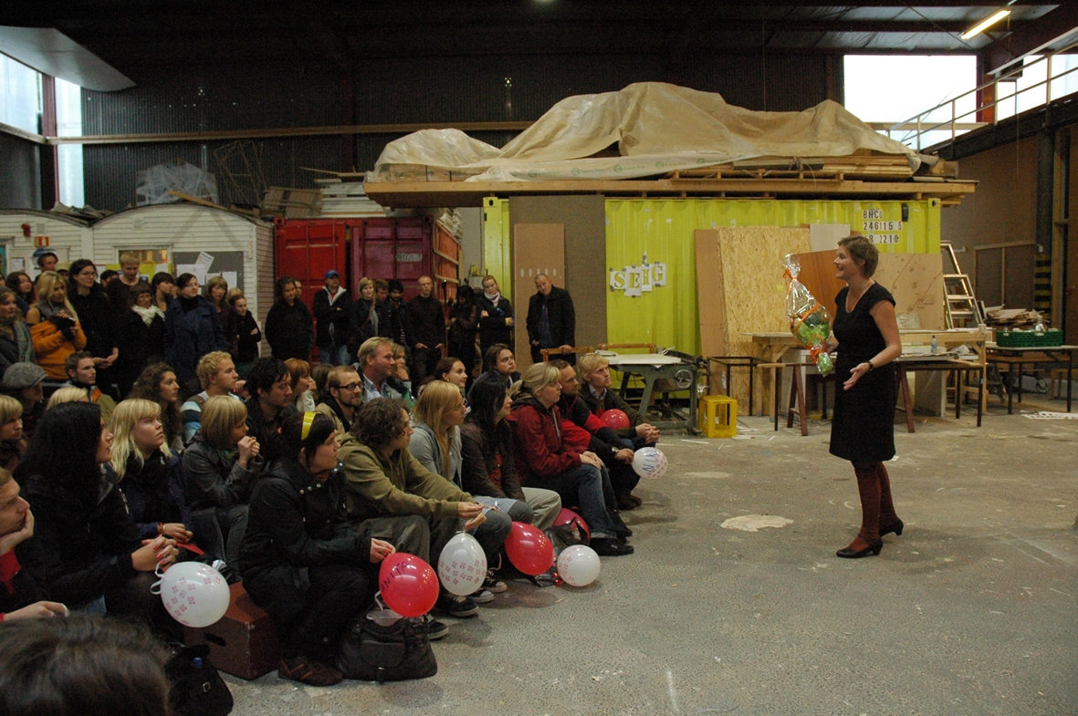 Alternativ II  Bergen Arkitektskole (BAS): Rektor Marianne Skjulhaug ønsker velkommen til nytt studieår til landskapsarkitektstudenter og arkitektstudenter. Foto: BAS.