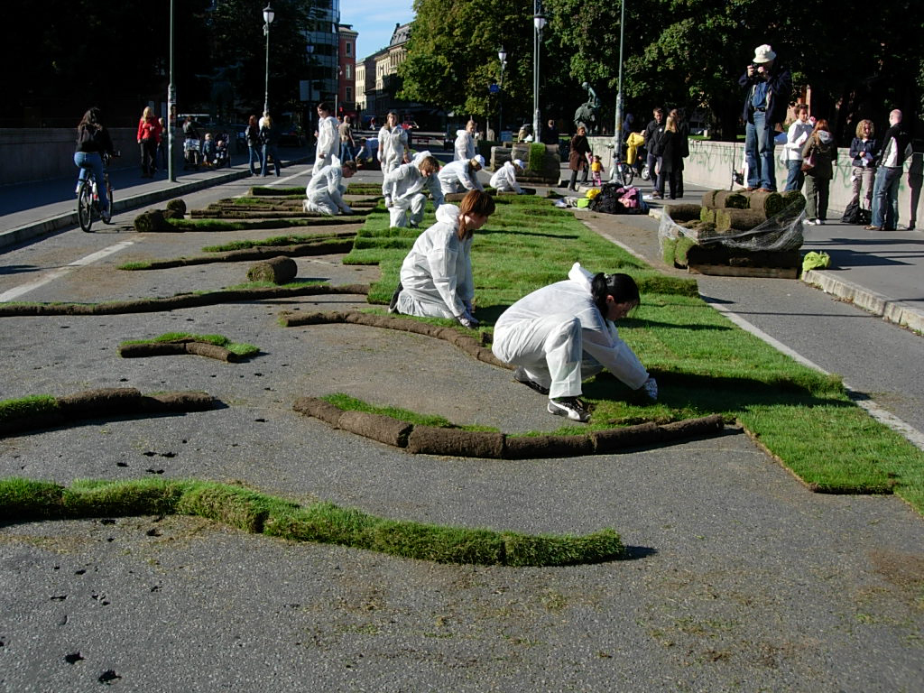 Alternativ III  Arkitektur- og designhøgskolen i Oslo (AHO): Landskapsarkitektstudentene ved AHO gress­legger Ankerbrua midt i Oslo sentrum i 2006. Foto: Johanna Göranson.