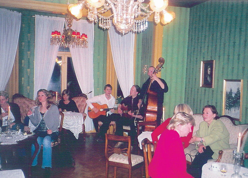 Det var god stemning i de gamle stuene i Villa Lilleborg på Ormøya. Foto: Magdalena Eckersberg. Det var god stemning i de gamle stuene i Villa Lilleborg på Ormøya. Foto: Magdalena Eckersberg.