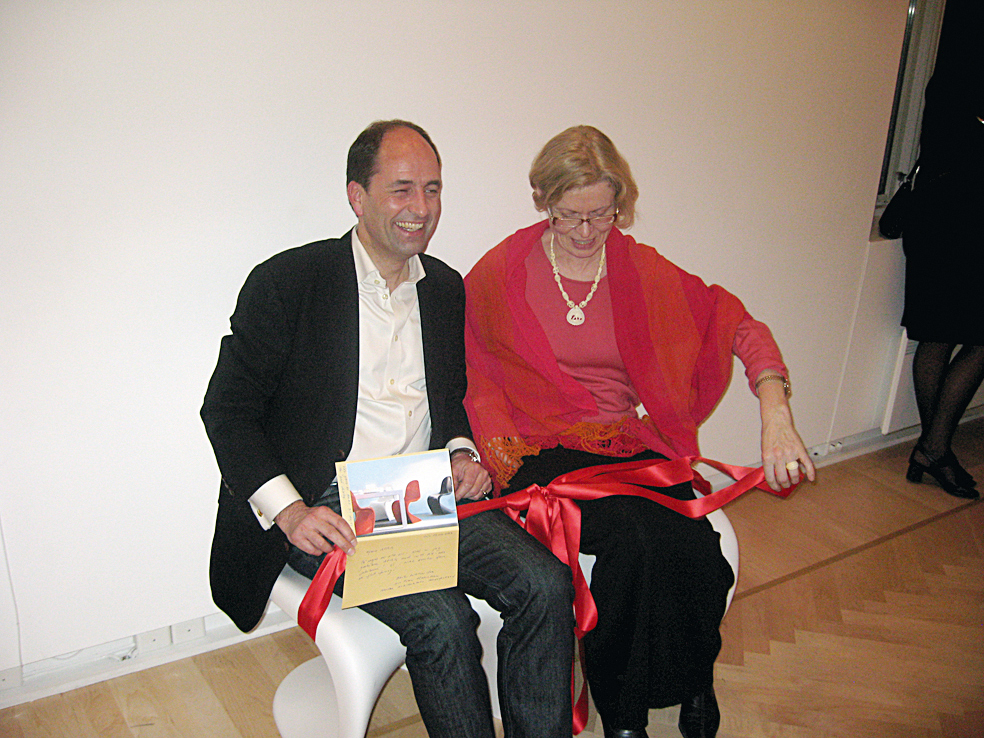 Festdeltakere morer seg med de to stolene som var gaven fra NAL. Foto: Robert Kjøsnes. Festdeltakere morer seg med de to stolene som var gaven fra NAL. Foto: Robert Kjøsnes.