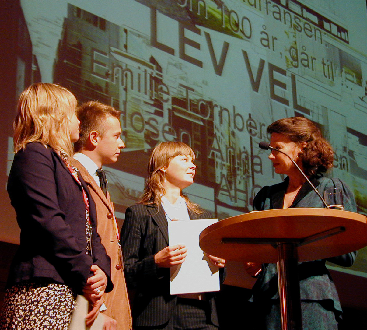 Vinnerne Anna Nilsson, Morten Hosen og Emelie Tornberg, alle studenter ved AHO, samtaler med Åse Kleveland under premieutdelingen. Foto: Bente Sand.