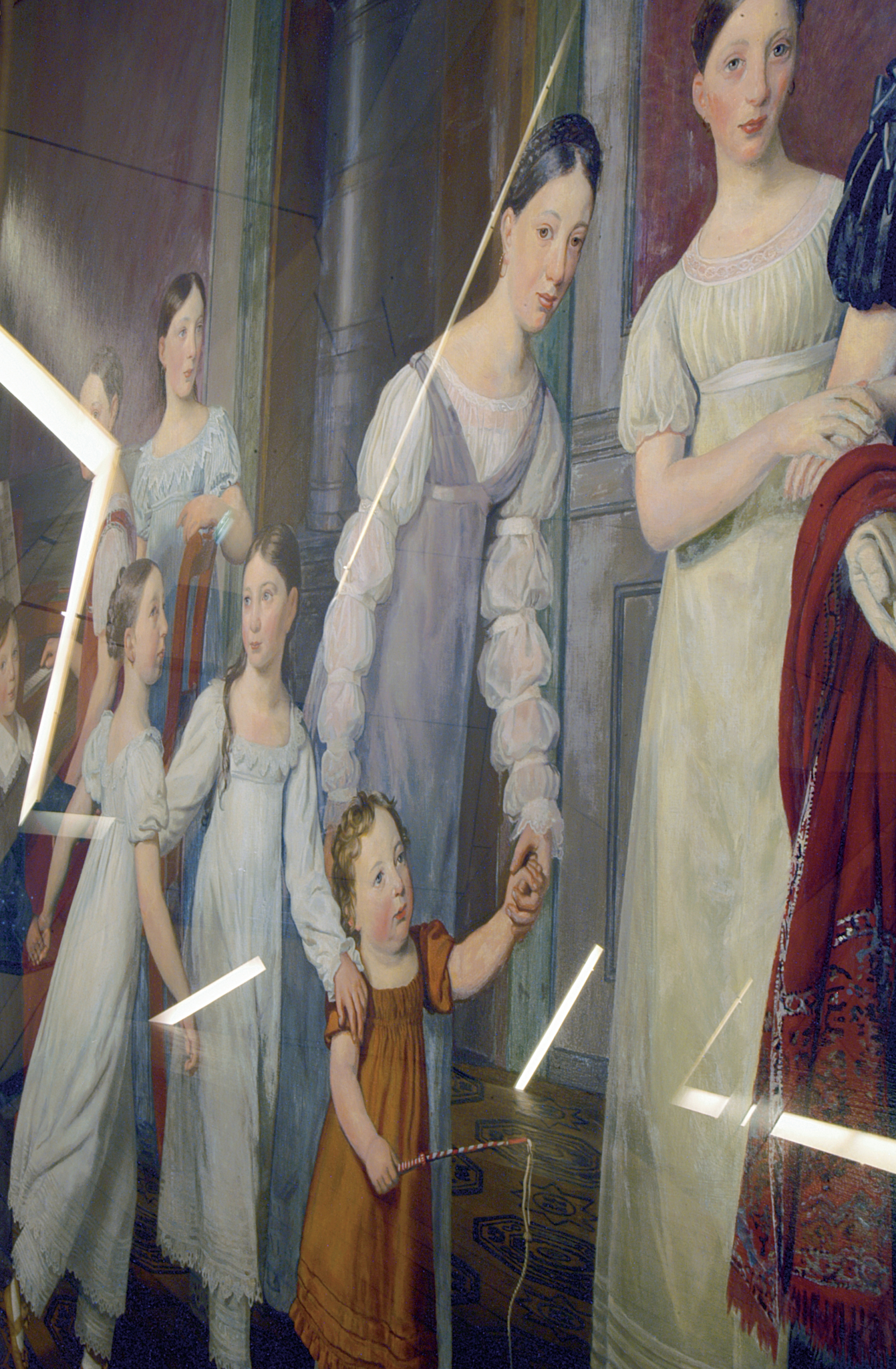 De lysende linjene som skjærer gjennom arkitekturens flater er alltid til stede for betrakteren, også som refleksjoner i glasset foran C.W. Eckersbergs maleri av en jødisk familie. (Foto: Dansk Jødisk Museum.)