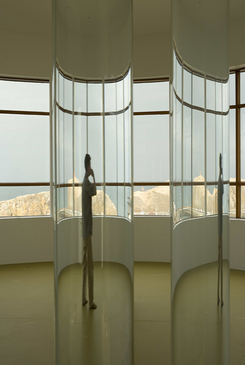 Søylene er tre meter føye \