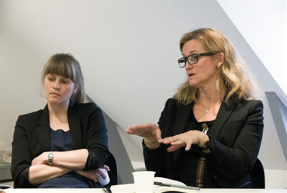 Ann-Kjersti Johnsen mener kommunens anbudspraksis viser at de blåser i om de bidrar til å bygge lokal kompetanse. Det er uheldig for alle, mener hun. Til venstre Rakel Fredriksen. Ann-Kjersti Johnsen mener kommunens anbudspraksis viser at de blåser i om de bidrar til å bygge lokal kompetanse. Det er uheldig for alle, mener hun. Til venstre Rakel Fredriksen.