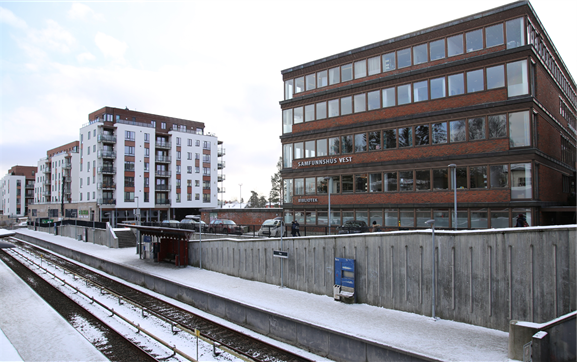 Tim Larsen Kvingedal bekrefter at Røa-utviklingen er «Knutepunkt light.» Røa Torg er tomt og forblåst, men skalaen er fin, plasseringen ved T-banestoppet er perfekt, og bibliotek og samfunnshus gir tyngde til lokalsentrumet. Foto Ingebjørg Semb