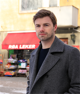 Tim Larsen Kvingedal bekrefter at Røa-utviklingen er «Knutepunkt light.» Røa Torg er tomt og forblåst, men skalaen er fin, plasseringen ved T-banestoppet er perfekt, og bibliotek og samfunnshus gir tyngde til lokalsentrumet. Foto Ingebjørg Semb