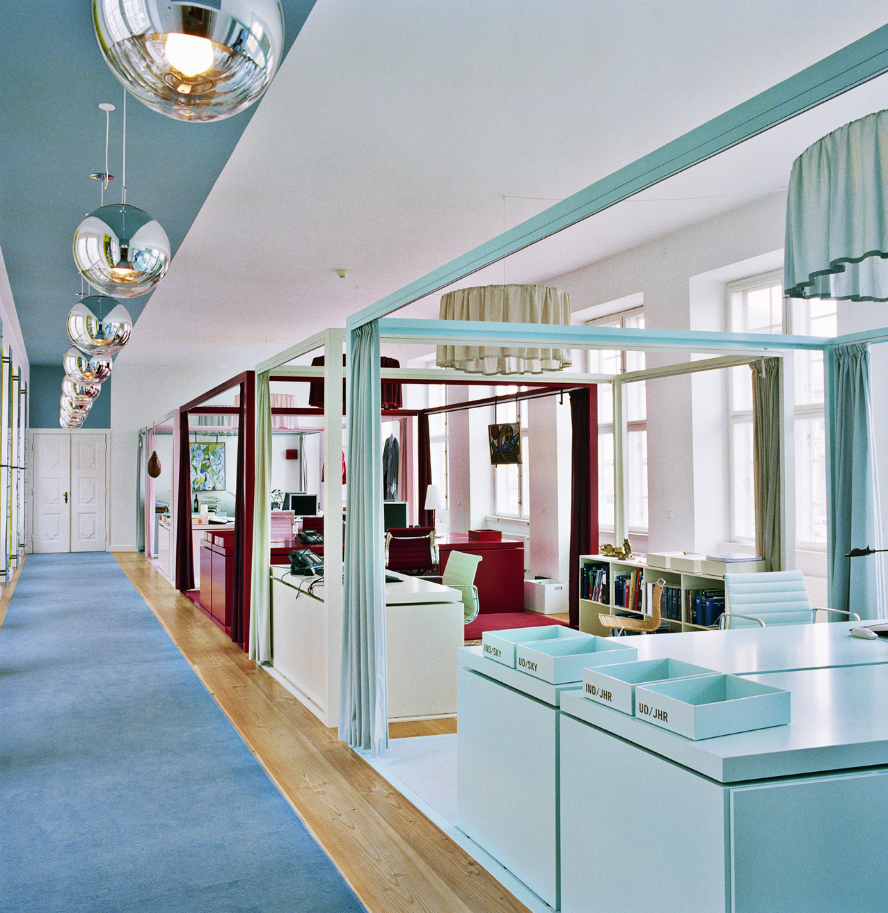 Interiør, forkontor til den danske kulturminister. Ferdigstilt januar 2005. Foto: Studio Louise Campbell.