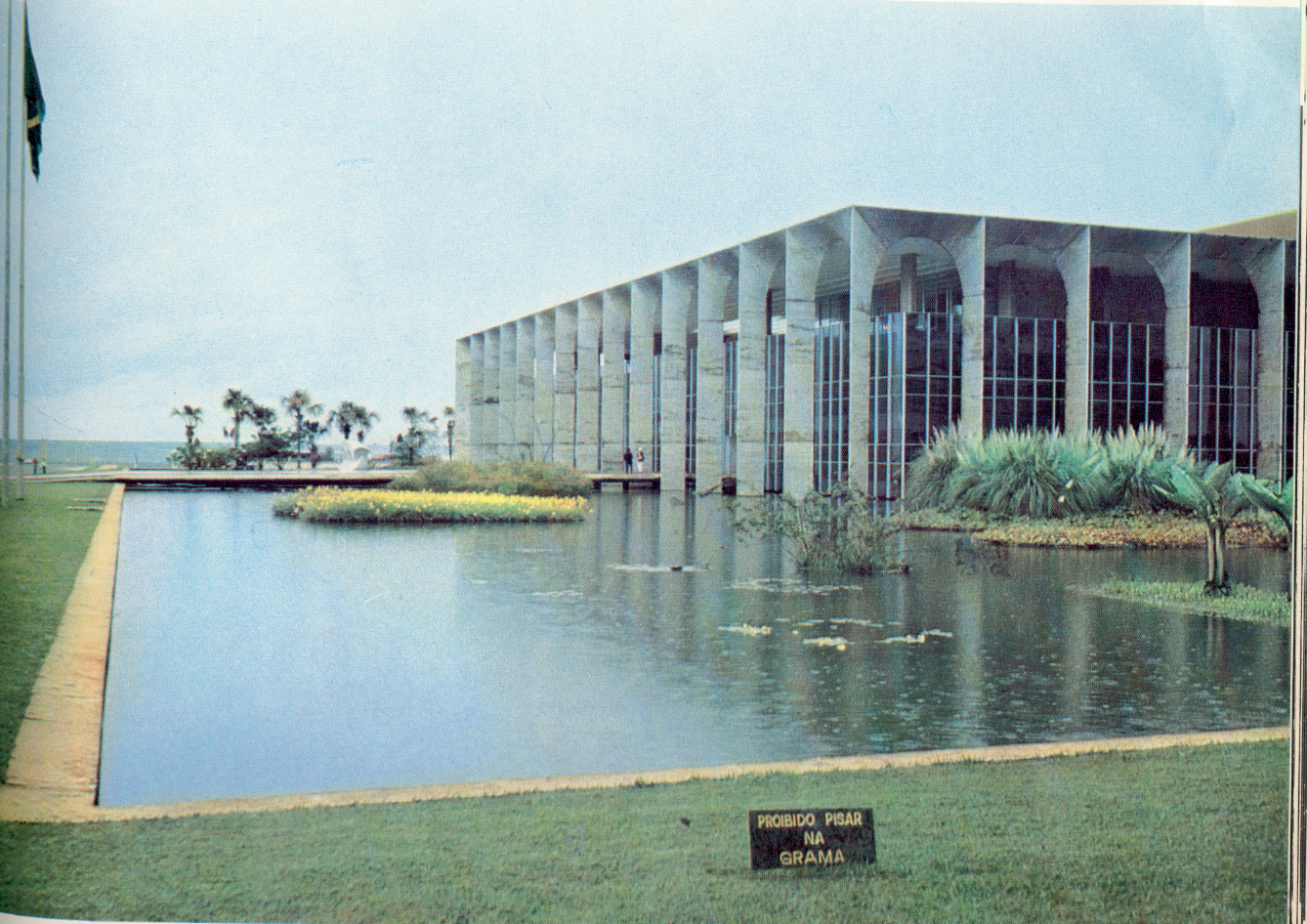 Bauhaus i Dessau av Walter Gropius, 192526, sett fra sør-øst. Studentboliger til høyre, kantine og aula i den lave fløyen. Foto: Photothek, Bauhaus-Archiv.