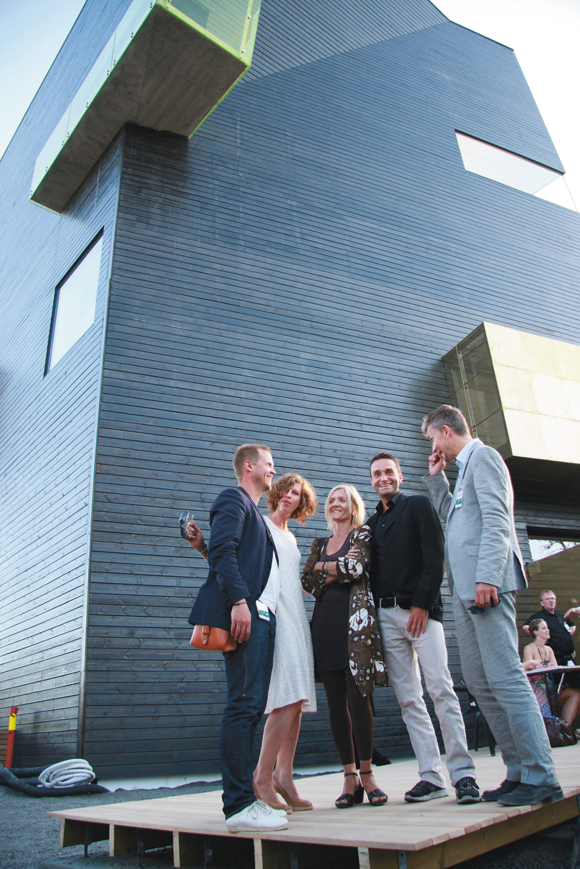 Gjengen samlet foran det nyåpnete Hamsunsenteret. Fra venstre: Harald Bollingmo Lode, Hege Maria Eriksson, Hanne Bergan, Trond Olav Erga og Erik Fenstad Langdalen. Foto: Ellen Husaas
