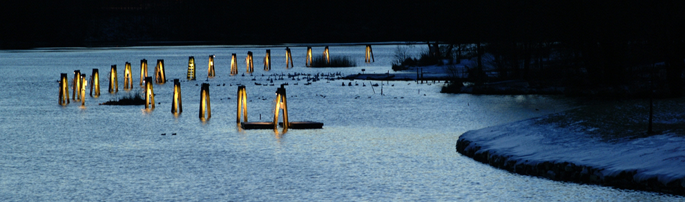 Årets lysprisvinnere: Nydalen t-banestasjon, Oslo, (over) og lysprosjektet Morild i Skien.