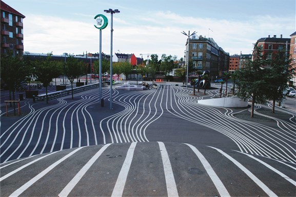 Denne 750 meter lange parken på Nørrebro i København ble åpnet i 2012. Superkilen er utviklet i et samarbeid mellom Bjarke Ingels Group, kunstner-gruppen Superflex og landskapsarkitektene Topotek1 fra Berlin.
Den består av segmentene Den Røde Plads, Det Sorte Marked og Den Grønne Park og har gjennomgående gang- og sykkelstier. Realdania støttet prosjektet med 50 millioner kroner. Foto: Emily Lavieri Scull Denne 750 meter lange parken på Nørrebro i København ble åpnet i 2012. Superkilen er utviklet i et samarbeid mellom Bjarke Ingels Group, kunstner-gruppen Superflex og landskapsarkitektene Topotek1 fra Berlin.
Den består av segmentene Den Røde Plads, Det Sorte Marked og Den Grønne Park og har gjennomgående gang- og sykkelstier. Realdania støttet prosjektet med 50 millioner kroner. Foto: Emily Lavieri Scull