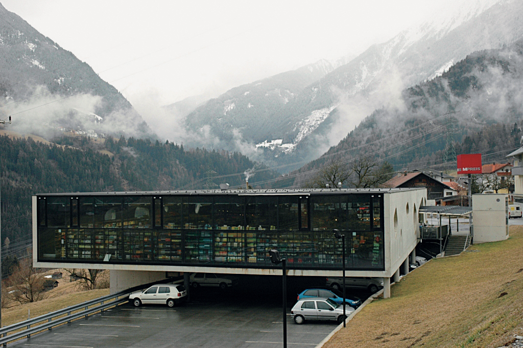 MPREIS Wenns: Kvadrat på parkeringsplass. Dette er ein av dei flottaste - og dyraste  av dei i alt 142 butikkane. Arkitektar: Rainer Köberl og Astrid Tschapeller (2001).