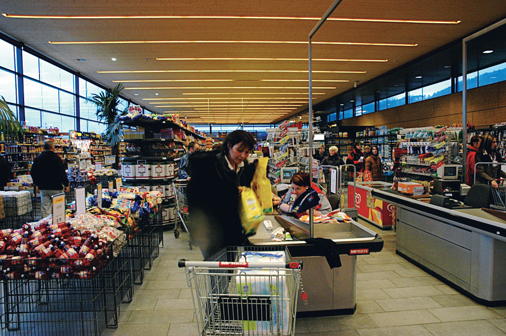 MPREIS Kematen: Lys, luft og spreke fargar er kjennemerke. Arkitektar: Armin Kattan og Erich Strolz (2002).