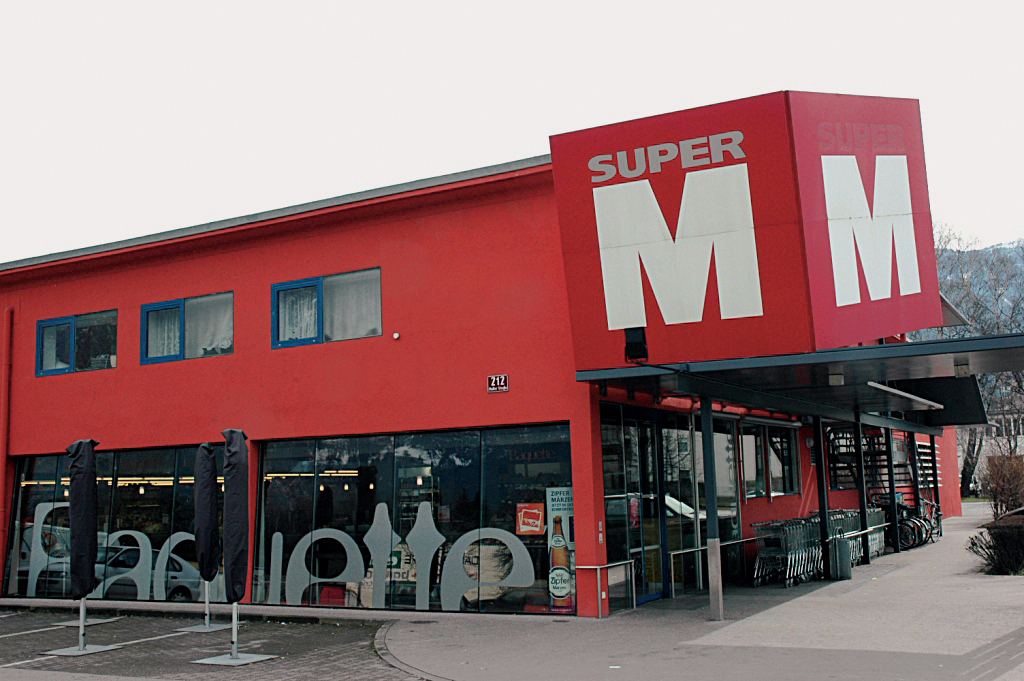 MPREIS Hallerstraße, Innsbruck: Arkitektane har frie hender til å plassere M-en. Arkitekt: Wolfgang Pöschl.