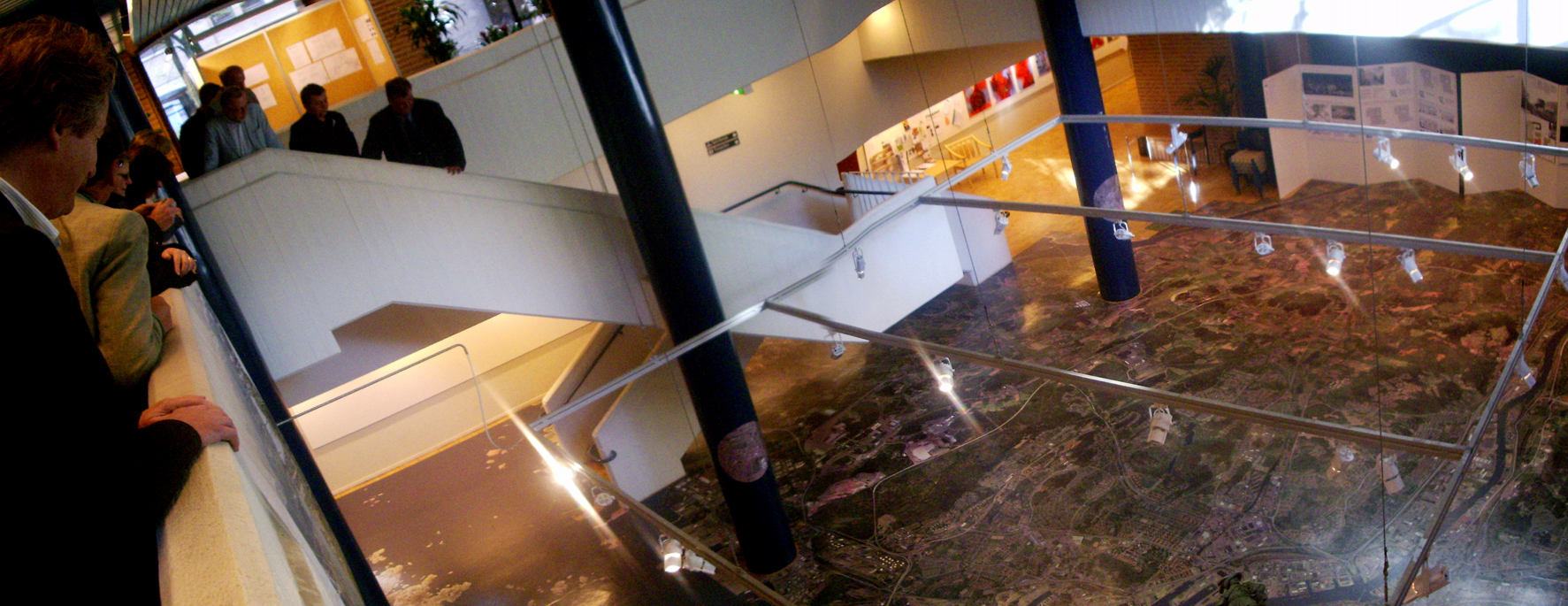 På byplankontoret i Göteborg. Bymodellen på gulvet er stor nok til å vandre i.