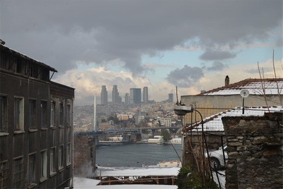 Istanbul vokser i et frenetisk tempo. Utsikt mot det Gyldne Horn og byens nye skyline. Foto: Fredrik Drevon Istanbul vokser i et frenetisk tempo. Utsikt mot det Gyldne Horn og byens nye skyline. Foto: Fredrik Drevon
